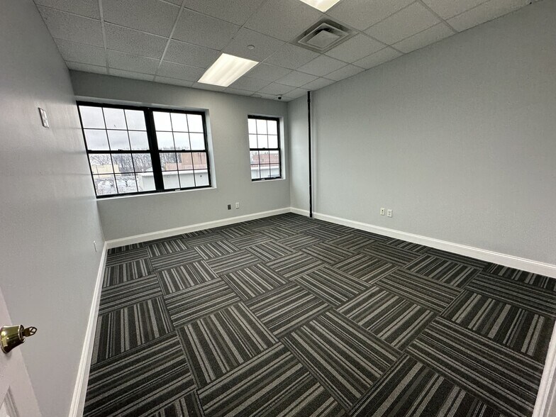 More Photos Of 4366 Victory Blvd, Staten Island Warehouse For Lease