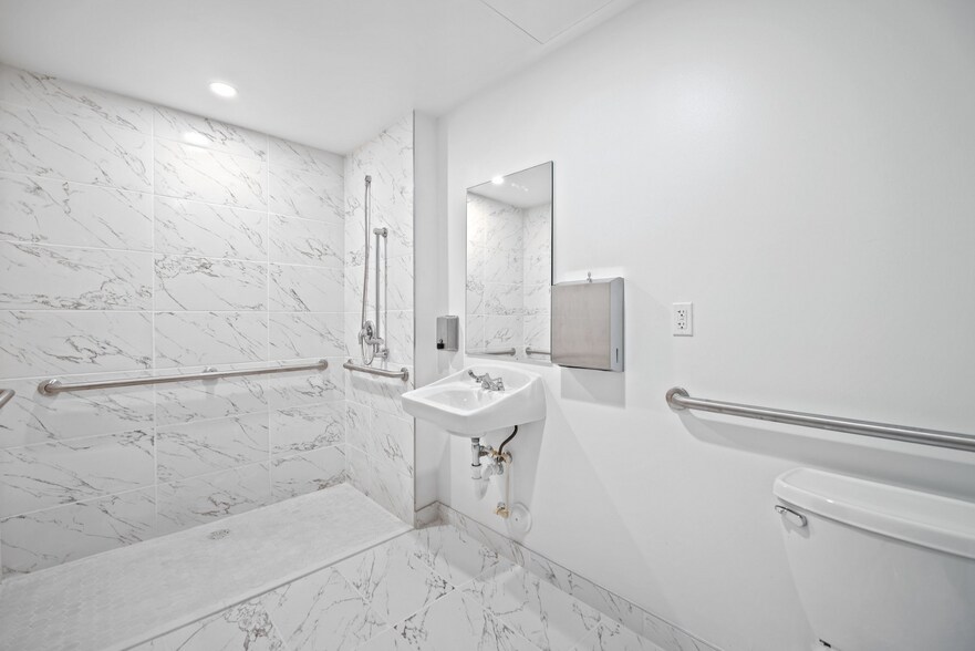 More Photos Of 6175 NW 102nd Ave, Doral Showroom For Sale