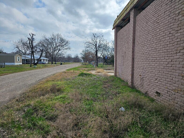 More Photos Of 210 NE 2nd St, Kerens Auto Repair For Sale