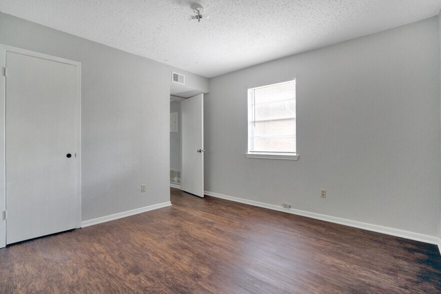 518 Cypress St, Lott, TX 76656 Apartments For Sale
