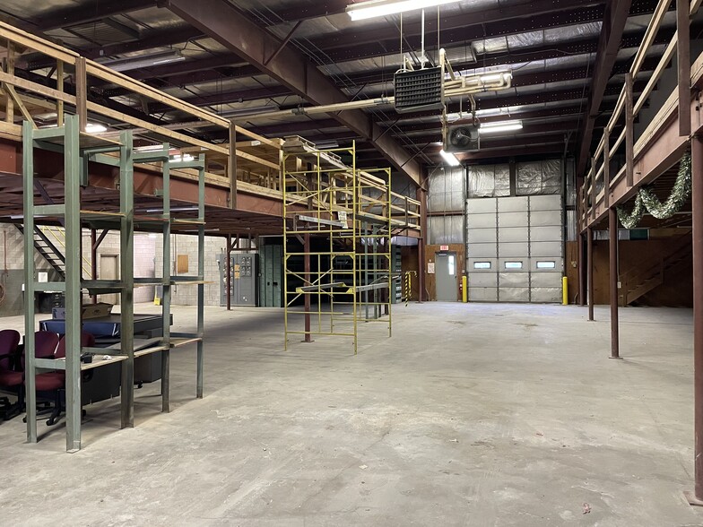 Primary Photo Of 460 W Dussel Dr, Maumee Warehouse For Lease