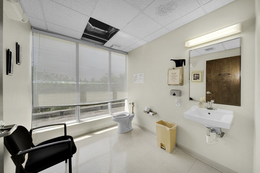 More Photos Of 350 N Pine Island Rd, Plantation Medical For Lease