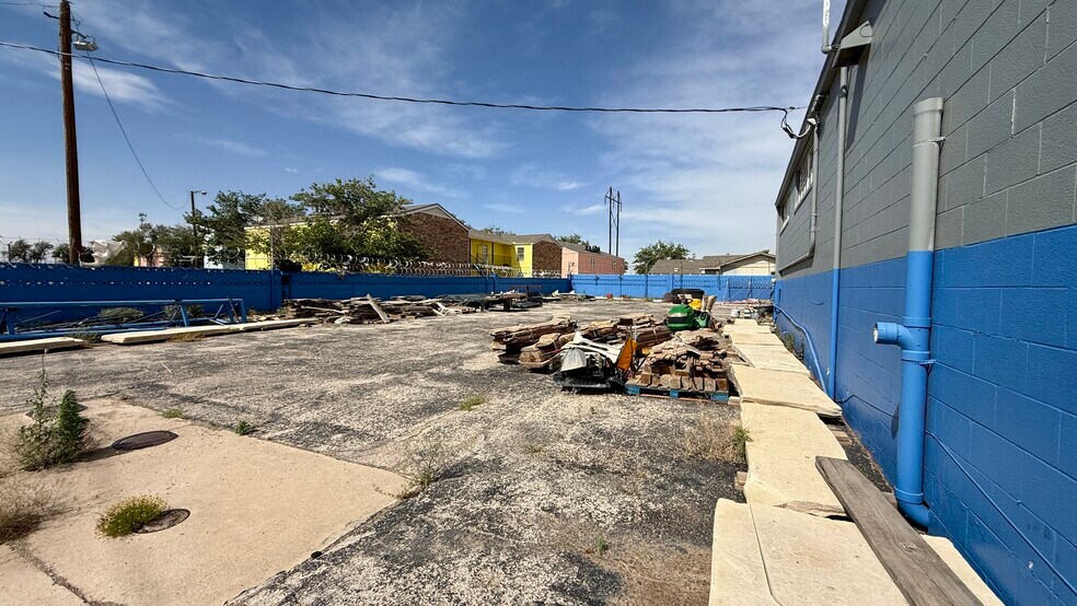 More Photos Of 1302 E 2nd St, Odessa Service For Sale