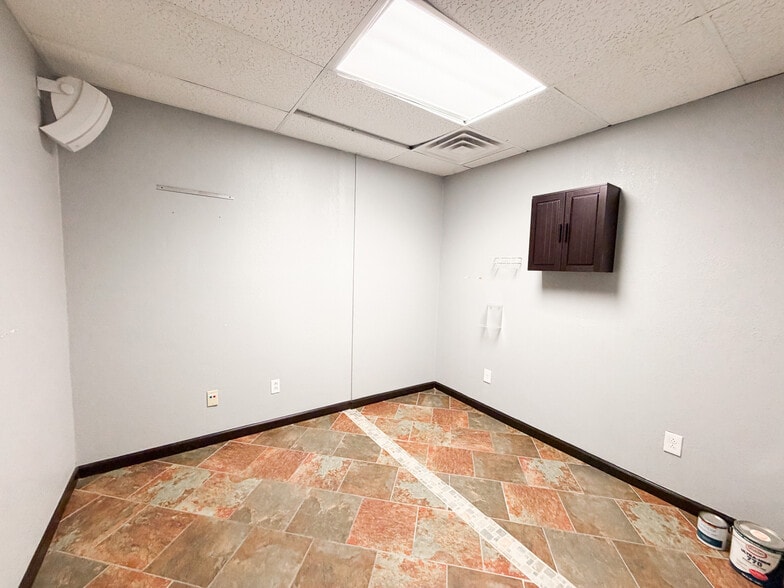 More Photos Of 3711 20th St, Lubbock Office For Sale