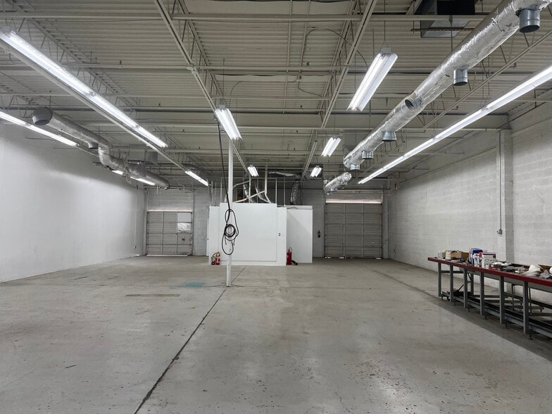 More Photos Of 910 S Hohokam Dr, Tempe Warehouse For Lease