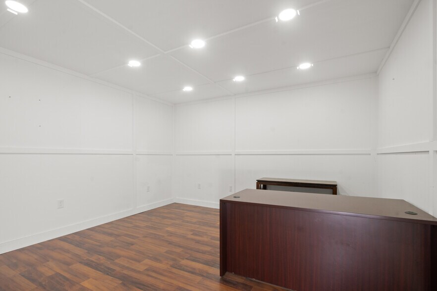 More Photos Of 320 Warfield Ave, Venice Warehouse For Sale