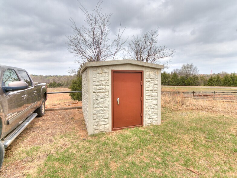 More Photos Of 6625 S Hiwassee Rd, Oklahoma City Showroom For Sale