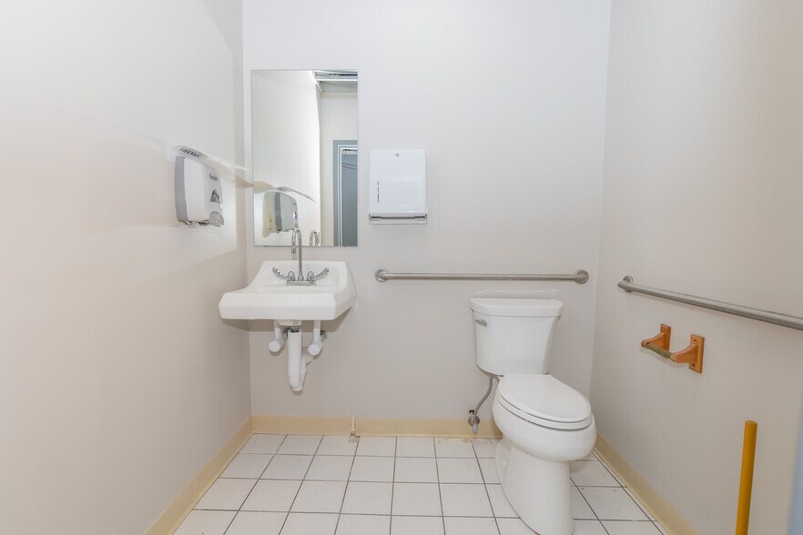 More Photos Of 875 Centerville Rd, Warwick Medical For Sale