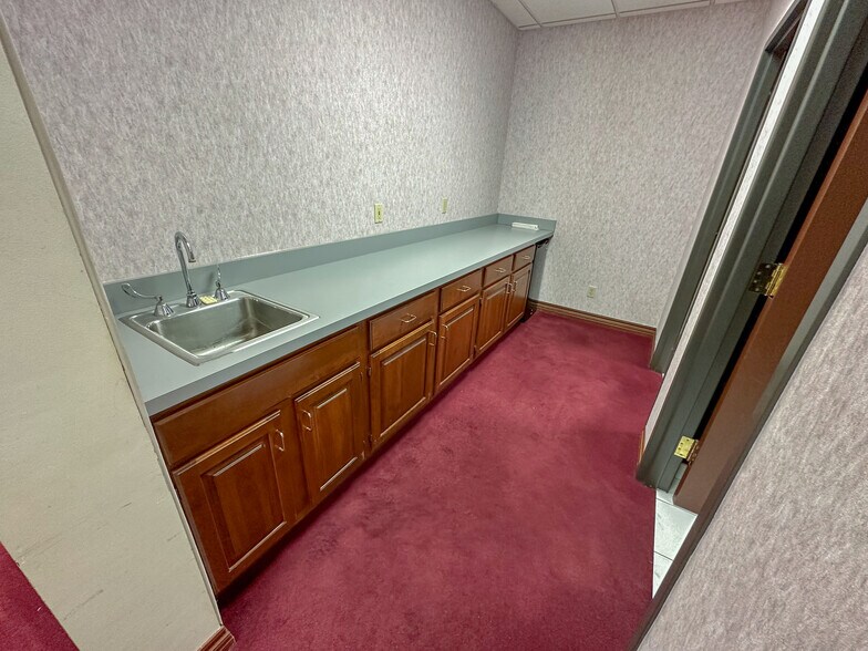 More Photos Of 200 S 6th St, Springfield Office For Lease