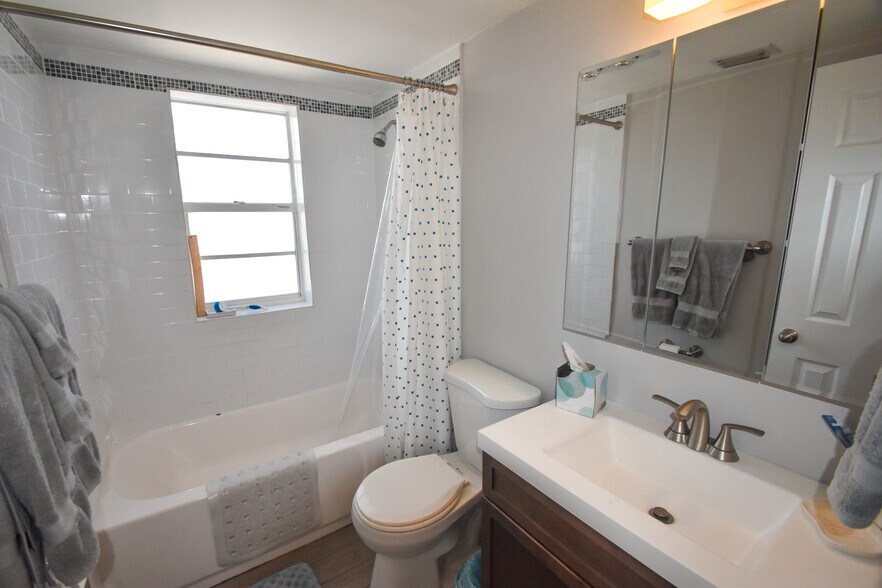 More Photos Of 202 Lucerne Ave, Lake Worth Apartments For Sale