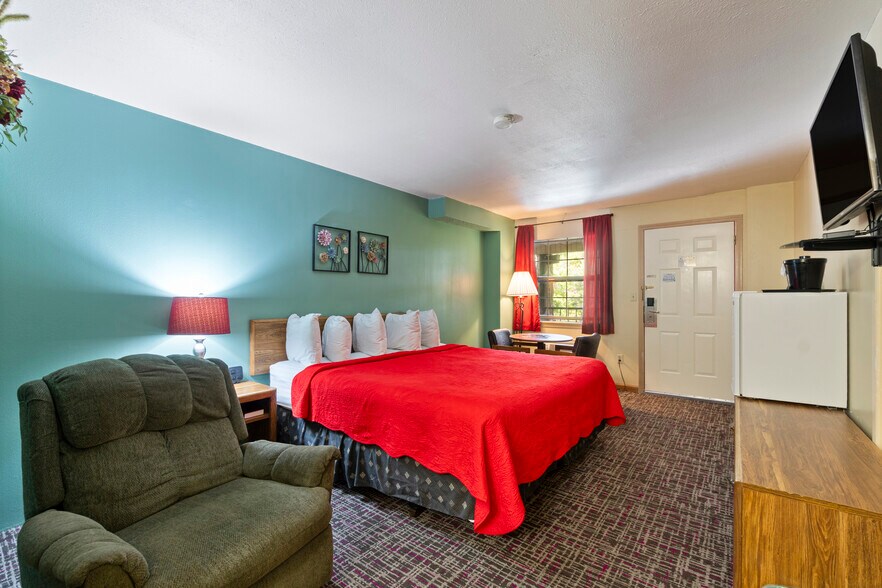 More Photos Of 3031 E Van Buren, Eureka Springs Hotel For Sale