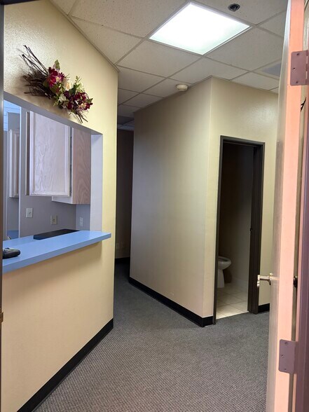 More Photos Of 901 S State St, Hemet Office For Lease