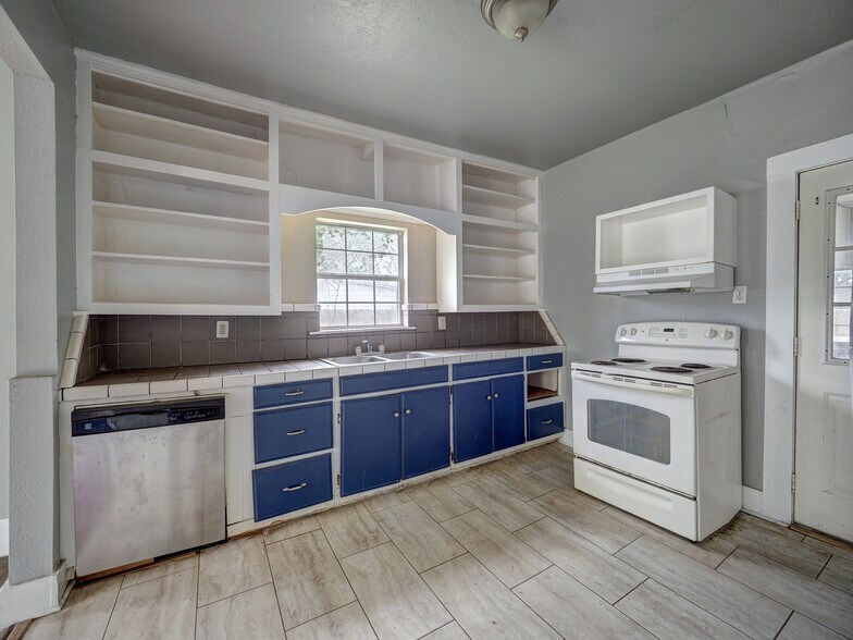 More Photos Of 1106 E Huisache Ave, Kingsville Apartments For Sale