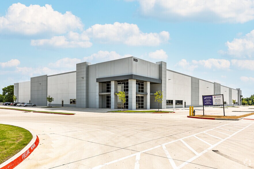 More Photos Of 920 S Western Blvd, Denton Warehouse For Lease