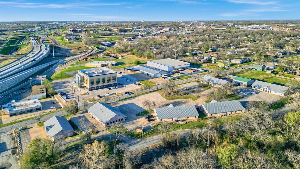 More Photos Of 200 E Evergreen St, Sherman Office For Sale