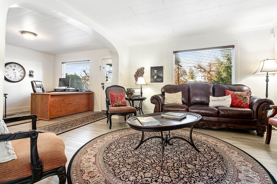 More Photos Of 709 Grover St, Lynden Office For Lease