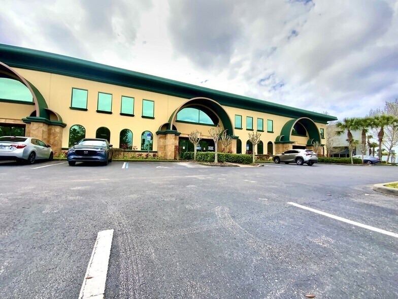 More Photos Of 7075 Kingspointe Pky, Orlando Showroom For Lease