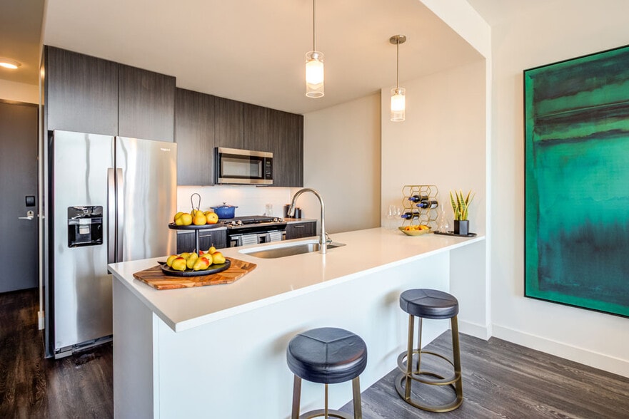 More Photos Of 811 W Agatite Ave, Chicago Apartments For Lease