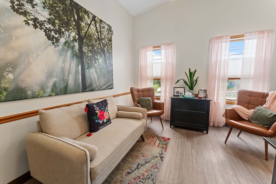 More Photos Of 725 N Pike St, Grafton Office For Sale