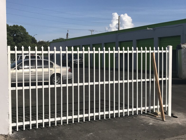 More Photos Of 821 NW 45th St, Oakland Park Self Storage For Lease
