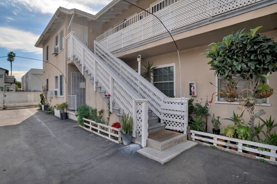 More Photos Of 13617 Leadwell St, Van Nuys Apartments For Sale