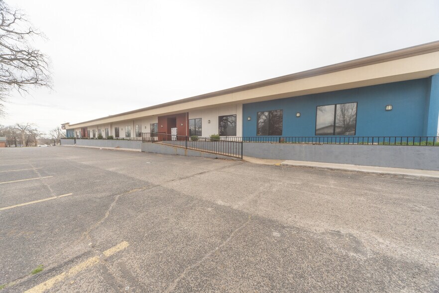 More Photos Of 3131 N MacArthur Blvd, Bethany Office For Sale