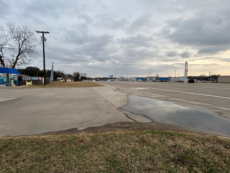 More Photos Of 1610 Posey Ln, Sulphur Springs Office For Sale