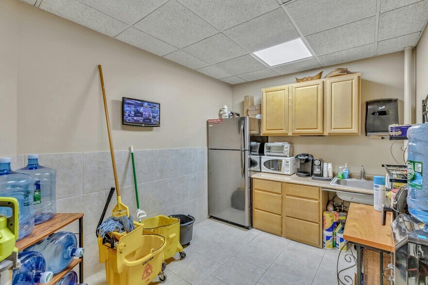 More Photos Of 56 Carleton Ave, Islip Terrace Office For Sale