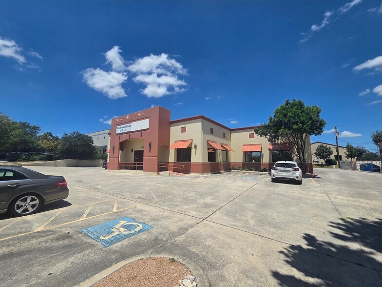 More Photos Of 16151 College Oak Dr, San Antonio Showroom For Sale