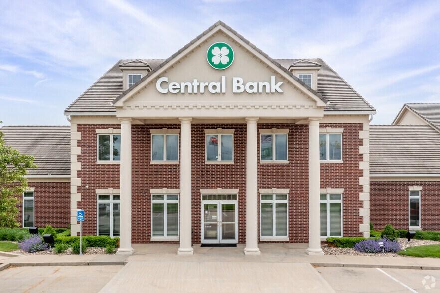 More Photos Of 2400 NW Prairie View Rd, Platte City Office For Lease