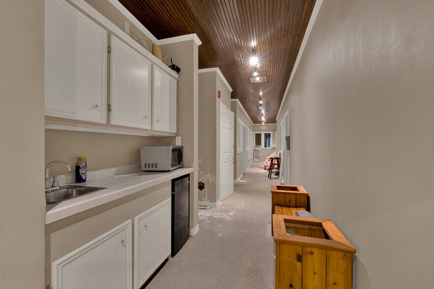 More Photos Of 139 E Hopkins St, San Marcos Bar For Sale