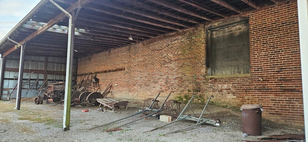 More Photos Of 306 W Main St, South Hill Flex For Lease