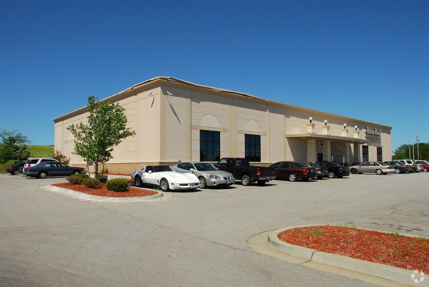 More Photos Of 4940 NE 81st St, Kansas City General Retail For Sale