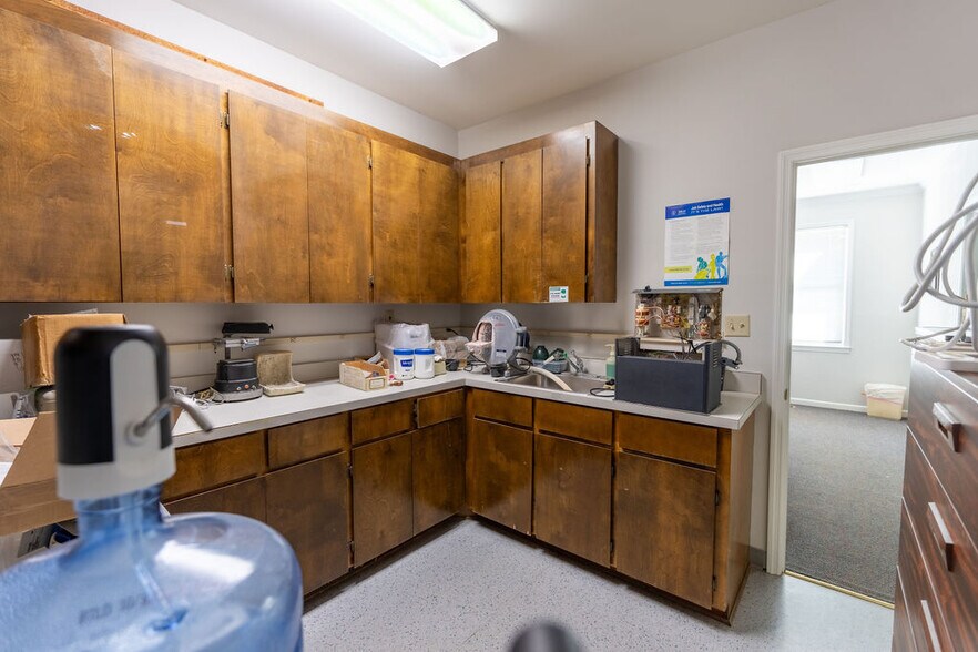 More Photos Of 607 Bluebird Blvd, Fort Valley Office For Sale