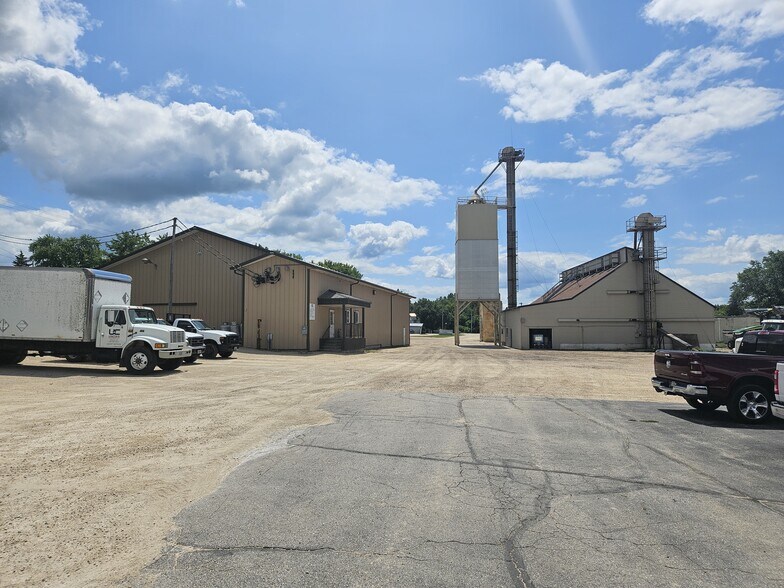 More Photos Of 529 Furnace St, Mayville Warehouse For Sale