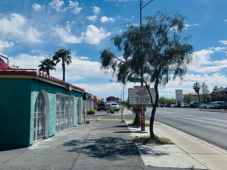 More Photos Of 825 S Decatur Blvd, Las Vegas Freestanding For Sale