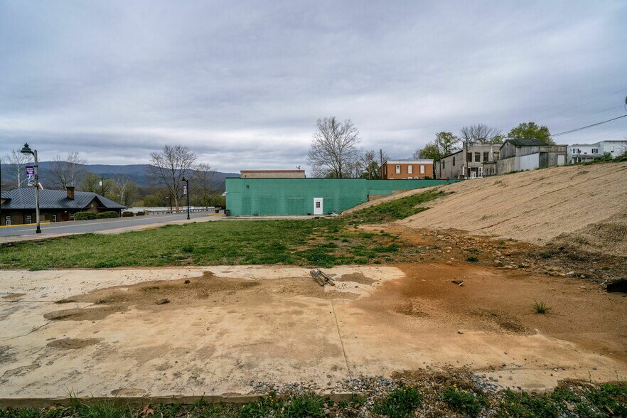 More Photos Of 500-502 First St, Shenandoah Office For Sale