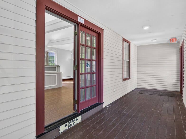 More Photos Of 1721 Saybrook Rd, Haddam Veterinarian Kennel For Sale