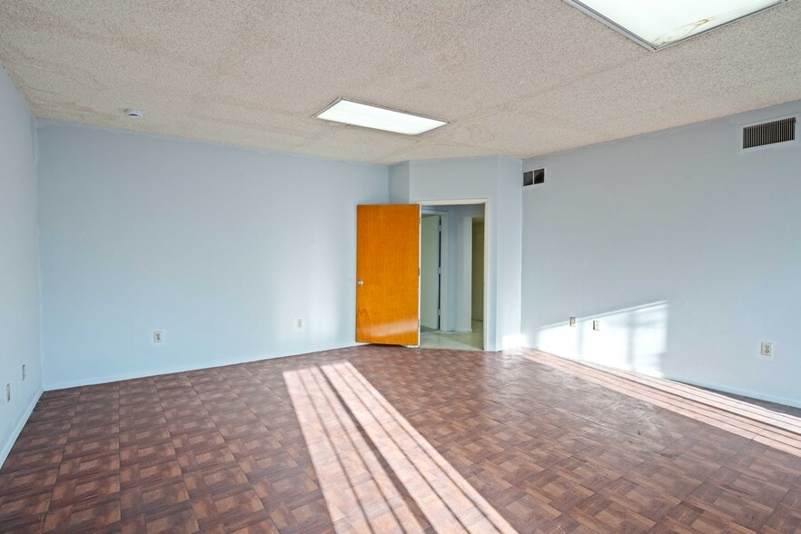 More Photos Of 1421 S Hill St, Los Angeles Warehouse For Sale