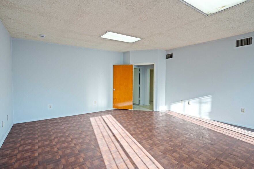 More Photos Of 1421 S Hill St, Los Angeles Warehouse For Lease