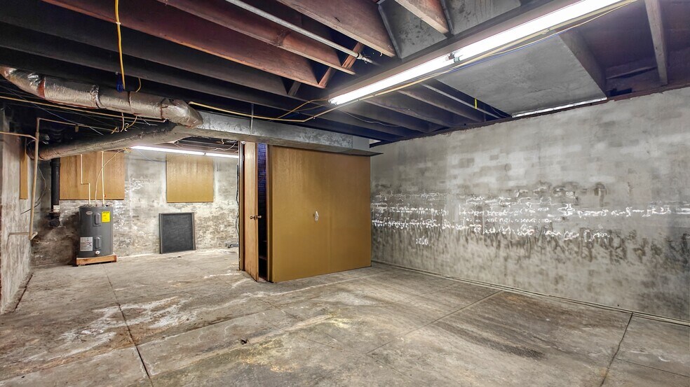 More Photos Of 512 Stonewall St N, McKenzie Office For Sale