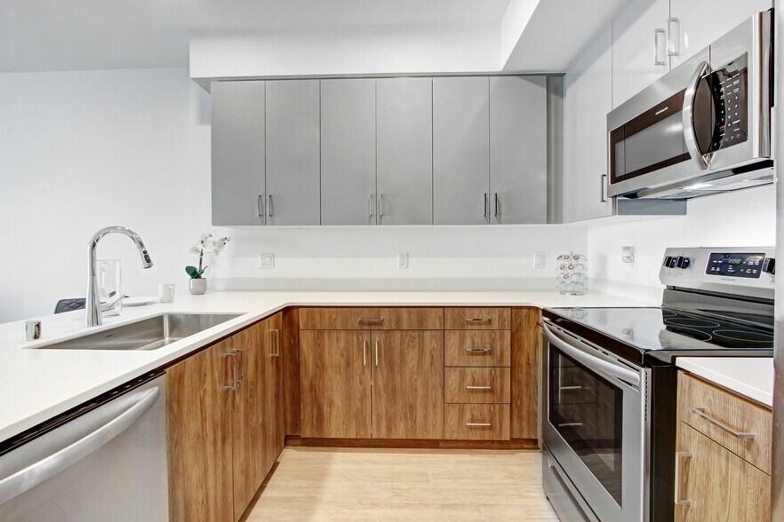 More Photos Of 6625 Reseda Blvd, Reseda Apartments For Lease