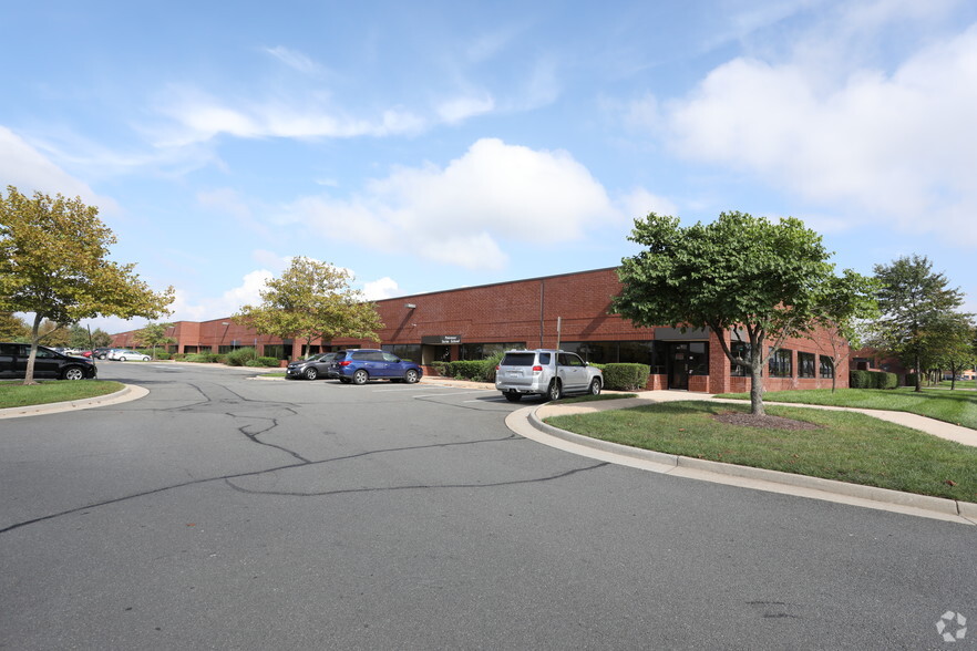 Primary Photo Of 44190 Waxpool Rd, Ashburn Unknown For Lease