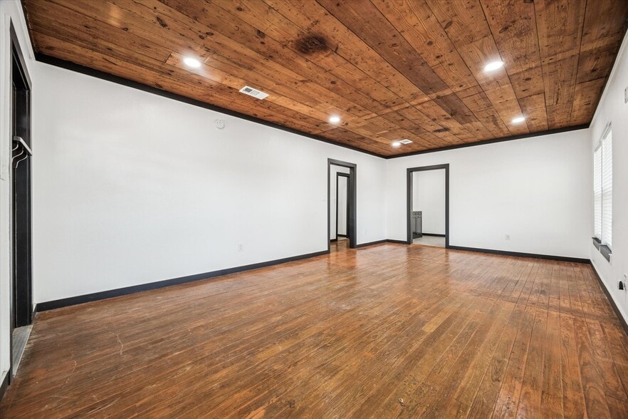 More Photos Of 5235 E 5th St, Katy Flex For Sale