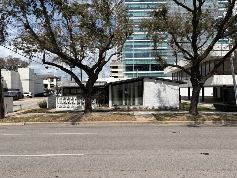 Primary Photo Of 2630 Richmond Ave, Houston Freestanding For Lease