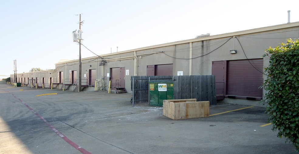 More Photos Of 4545-4557 S Westmoreland Rd, Dallas Light Distribution For Lease