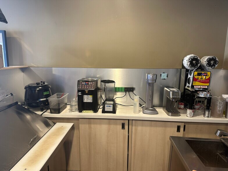 More Photos Of 3066A Hurontario St, Mississauga General Retail For Lease