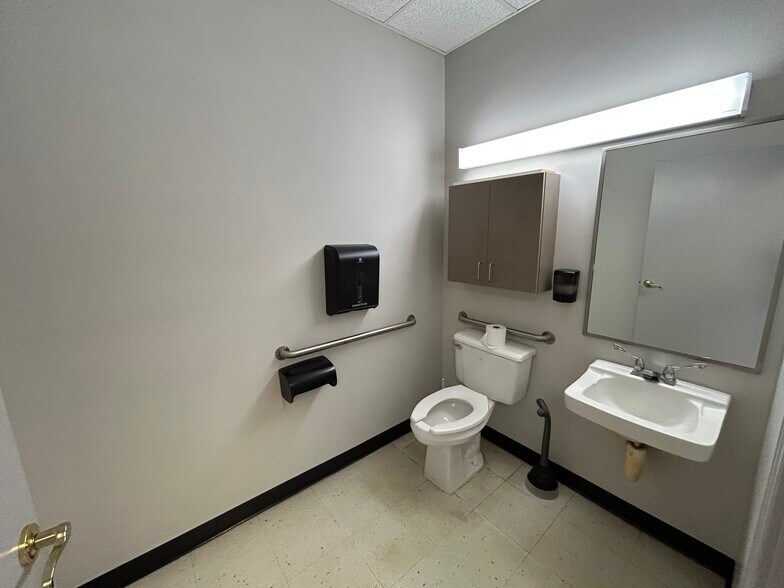 More Photos Of 1230 E Kingsley St, Springfield Medical For Lease