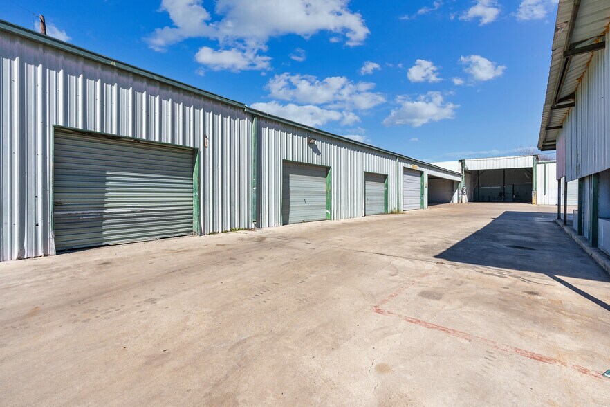 More Photos Of 103 Blanco Rd, San Antonio Auto Repair For Lease