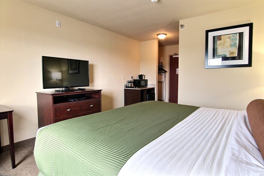More Photos Of 2304 Sahlstrom Dr, Crookston Hotel For Sale